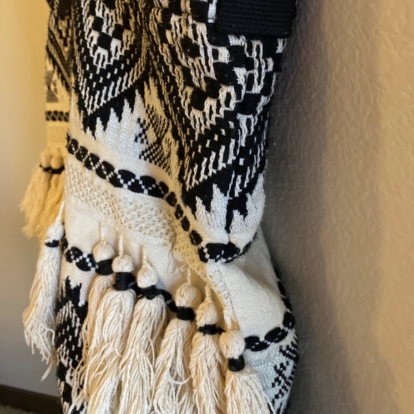 🤍🖤 Aztec Weekender - Picture 4 of 7